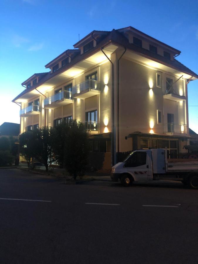 Sub Cetate Hotel ริชนอฟ ภายนอก รูปภาพ